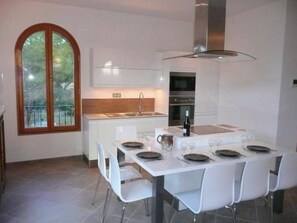 Geschirrspüler, Wasserkocher mit Kaffee-/Teezubehör, Toaster