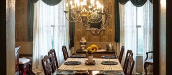 Commodore Bed & Breakfast / Red Room