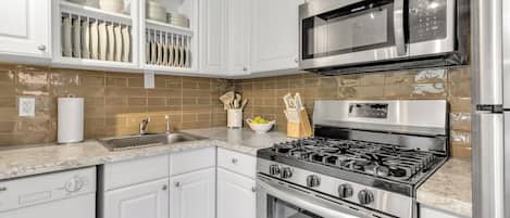 Een koelkast, een microgolfoven, een oven, een kookplaat