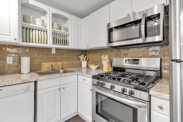 Fridge, microwave, oven, stovetop - Buffalo/Kenmore Stylish 2-Bedroom, 1 Bathroom Lower Apt. Unit (Buffalo)