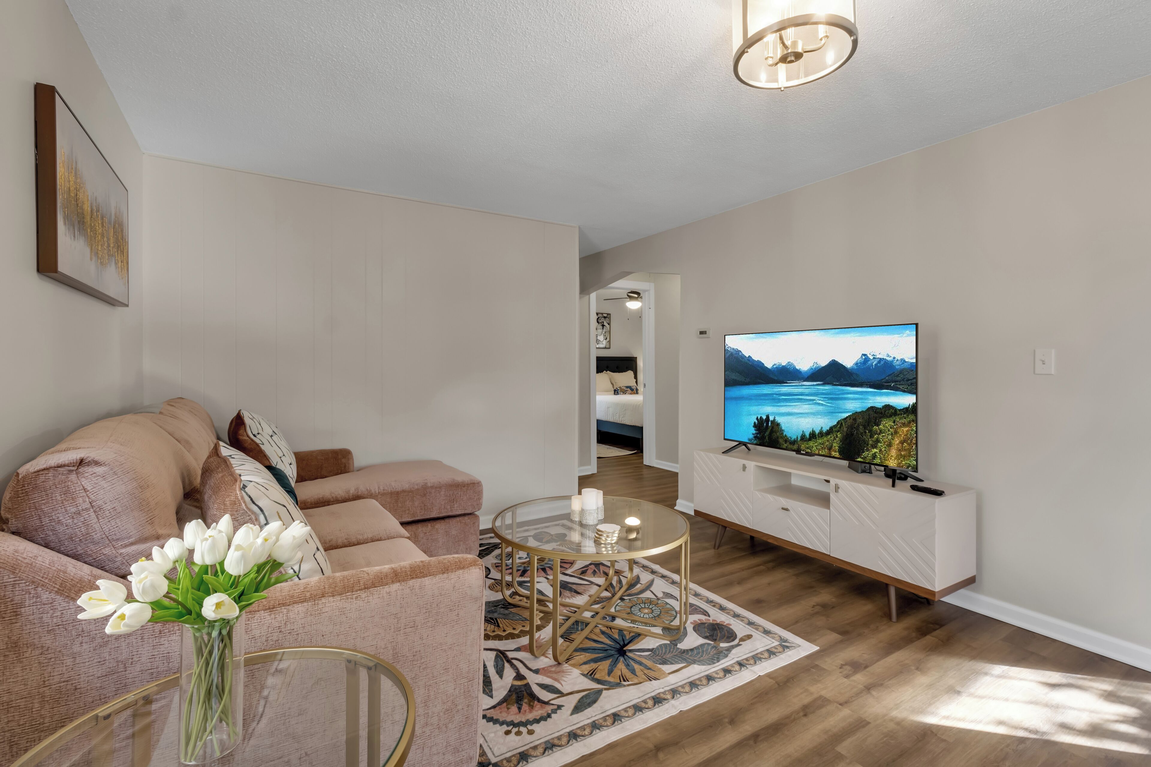 Een smart-tv en boeken