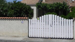 A residential property with a white picket fence, a number 47 sign, and a tiled roof. - Le Cabestan - VENDRES (VENDRES)