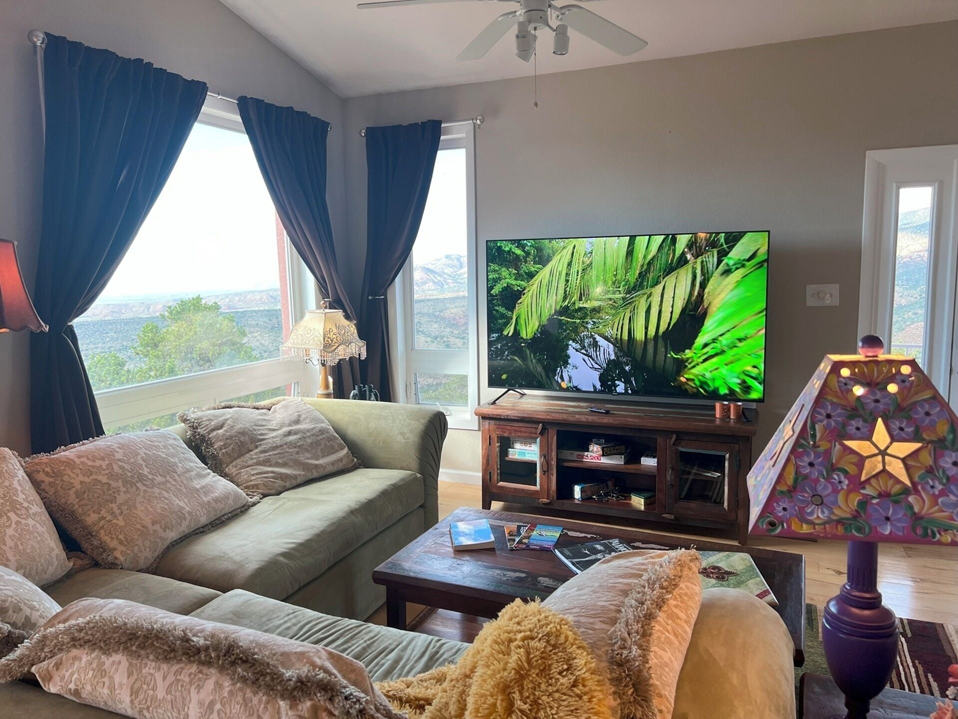 Smart TV, libros y impresora 