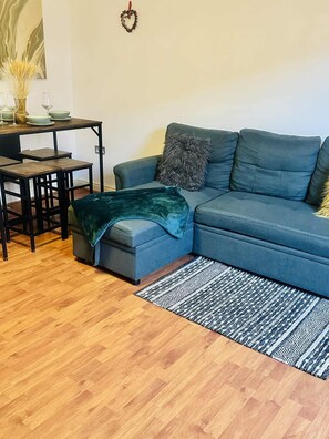 Living area - Terrific house with fitness option in charming Newark-on-Trent (Newark-on-Trent)