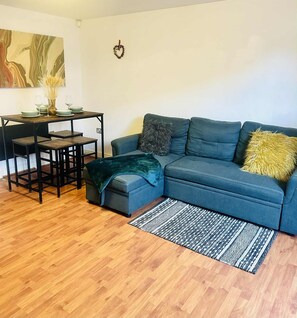 Living area - Terrific house with fitness option in charming Newark-on-Trent (Newark-on-Trent)