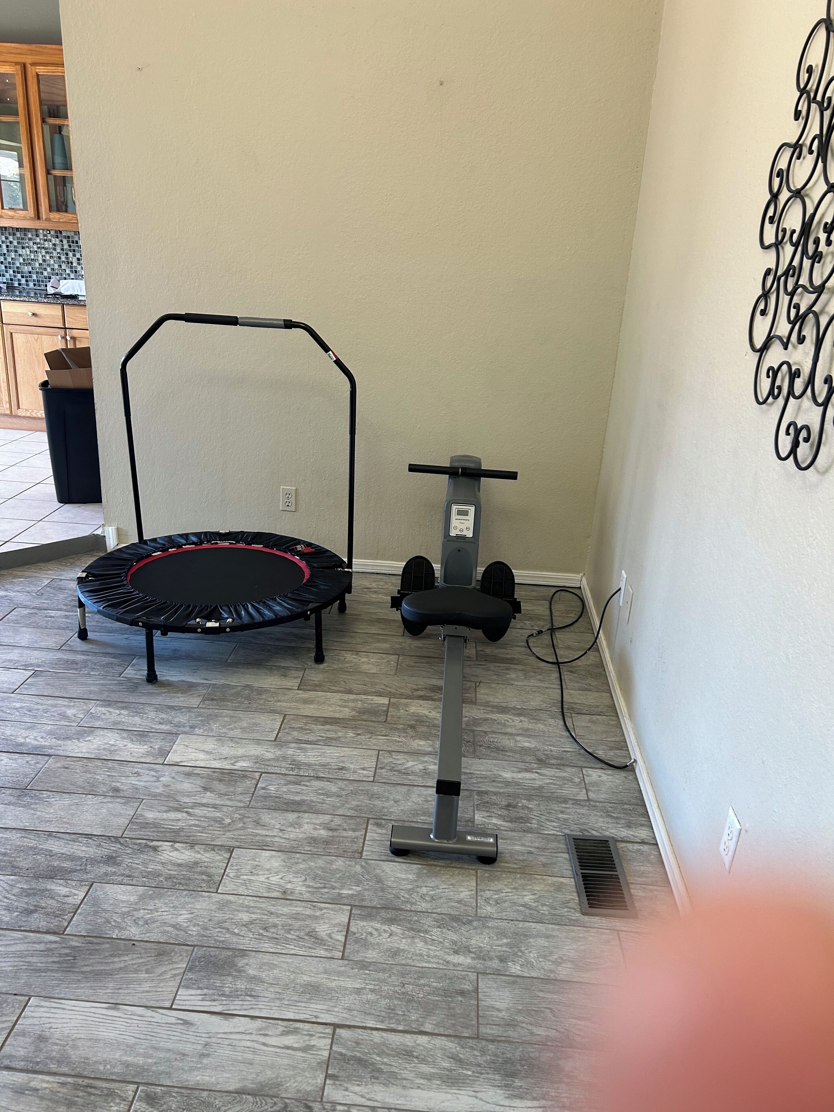 Une pièce équipée d’un trampoline et d’un vélo d’exercice.