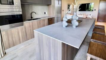 Kühlschrank, Mikrowelle, Ofen, Herdplatte