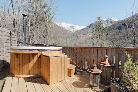 Bain à remous extérieur. Nuit Bohème à la Montagne – Roulotte Ancolie Gavarnie