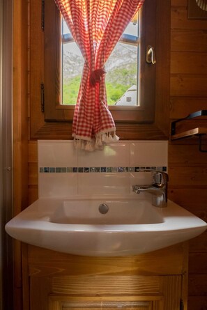 Dusch, hårtork och handdukar