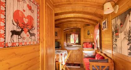 Noche Bohemia en la Montaña – Roulotte Ancolie con Vistas, Calefacción y Wi-Fi