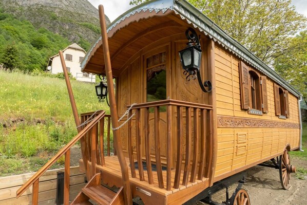 Exterior detail - Bohemian Night in the Mountains – Ancolie Caravan with View, Heating and Wi-Fi (Gavarnie-Gèdre)