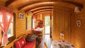 1 bedroom, WiFi, bed sheets - Bohemian Night in the Mountains – Ancolie Caravan with View, Heating and Wi-Fi (Gavarnie-Gèdre)