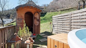 Bañera de hidromasaje al aire libre