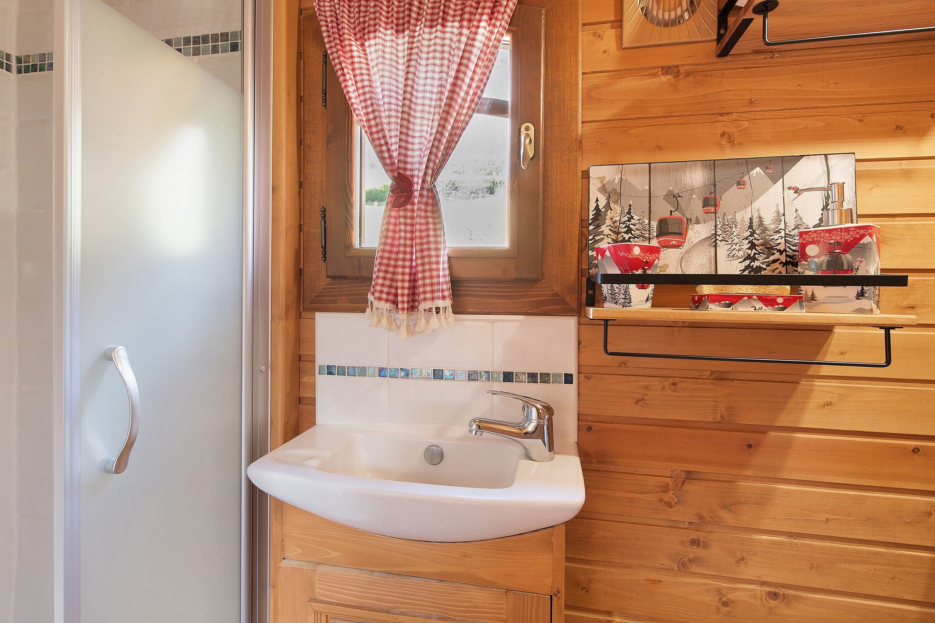 Douche, sèche-cheveux, serviettes fournies