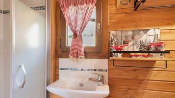 Douche, sĂšche-cheveux, serviettes fournies