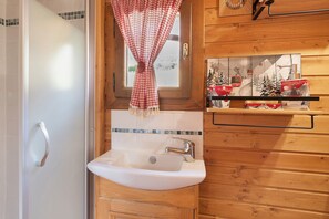 Dusj, hårføner og håndklær