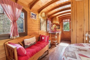 1 bedroom, WiFi, bed sheets - Bohemian Night in the Mountains – Ancolie Caravan with View, Heating and Wi-Fi (Gavarnie-Gèdre)