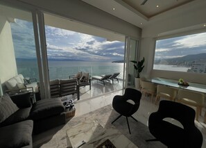 Interior - Beachfront Luxury Penthouse in Mar Azul in Bucerias | Sleeps 8 | 4BR/3BA 🌊<br><br>Stay in style at this brand-new beachfront penthouse in Bucerías! Featuring 4 bedrooms, 3 full baths, and 9 beds, it comfortably sleeps up to 8 guests. Enjoy high ceil (Bucerías)