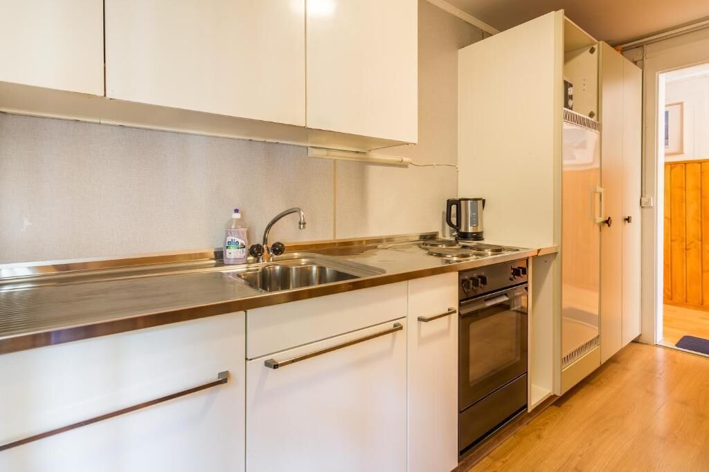 Kühlschrank, Herdplatte, Wasserkocher, Esstisch