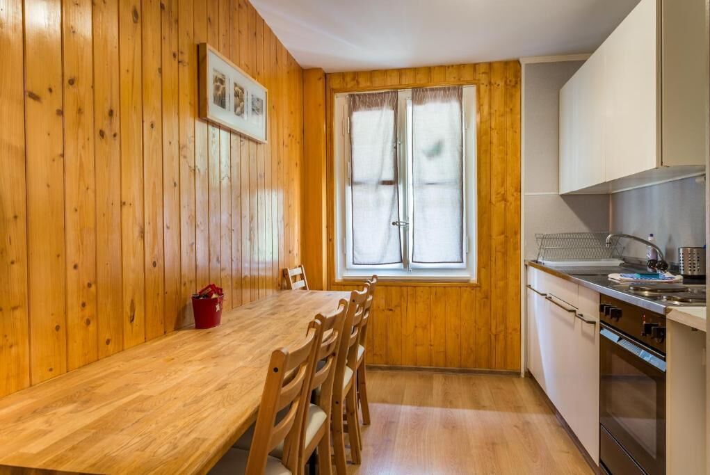 Kühlschrank, Herdplatte, Wasserkocher, Esstisch