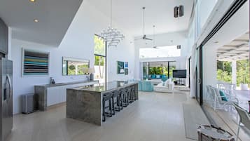 Villa Deluxe, vistas parciales al mar | Cocina privada