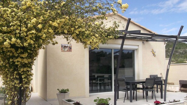 A building with a patio area featuring outdoor seating and planters. - La Celestine - PORTEL DES CORBIERES (PORTEL DES CORBIERES)