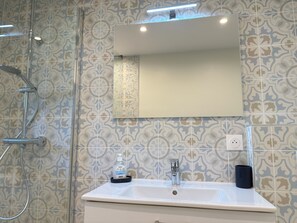 Douche, serviettes fournies, papier de toilette