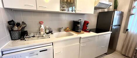 Kühlschrank, Mikrowelle, Ofen, Geschirrspüler