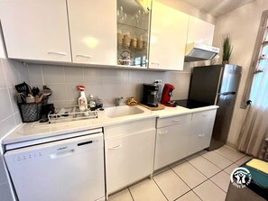 Fridge, microwave, oven, dishwasher - The gardens of the Cité (CARCASSONNE)
