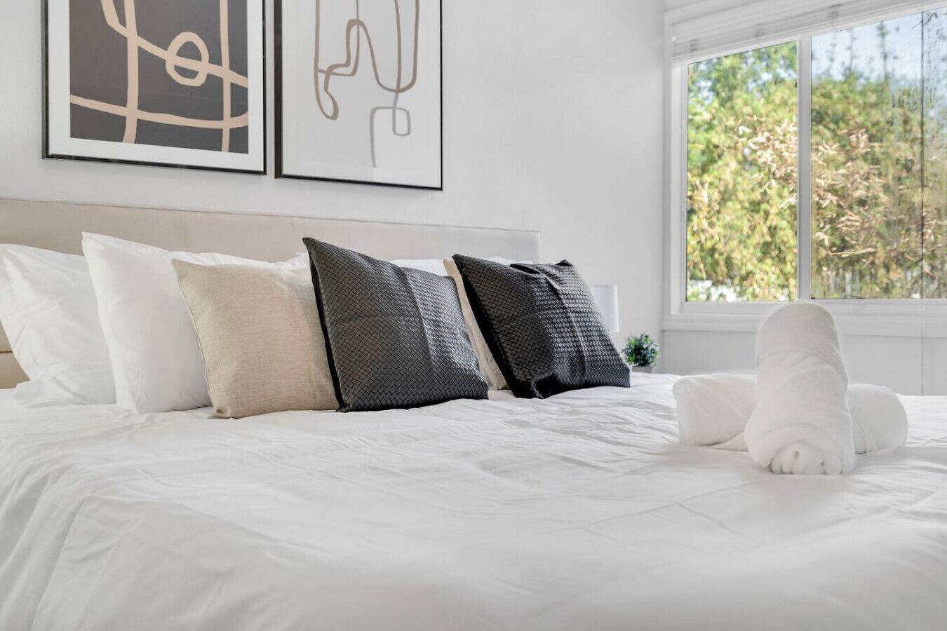 Een bureau, een strijkplank/strijkijzer, reisbedje, wifi