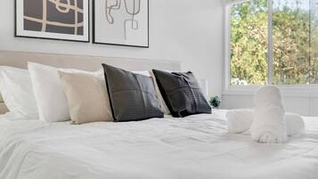 Een bureau, een strijkplank/strijkijzer, reisbedje, wifi