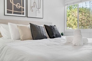 Een bureau, een strijkplank/strijkijzer, reisbedje, wifi