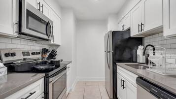 Een koelkast, een magnetron, een oven, een kookplaat