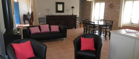 Televisión y chimenea