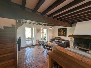 Televisión y chimenea 