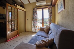 Televisión y chimenea 