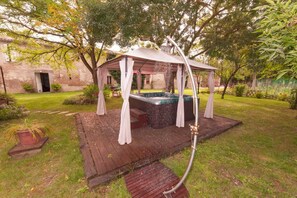 مغطس سبا خارجي