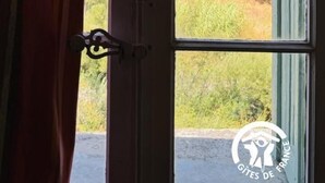 An open window with a view of a mountainous landscape and greenery. - Au Pied du Château - PADERN (PADERN)