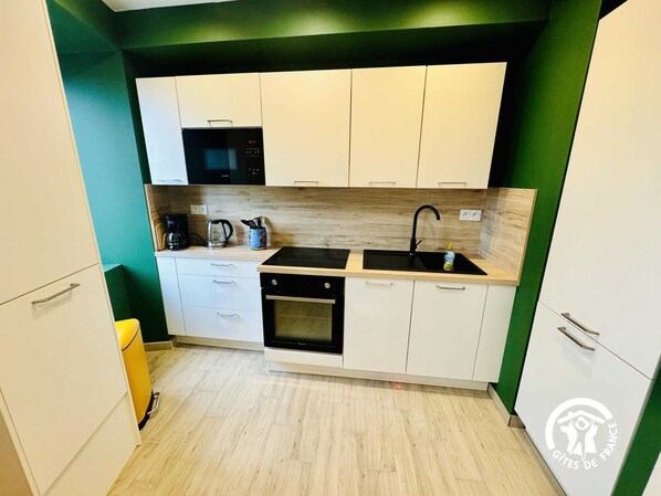 Réfrigérateur, micro-ondes, four, lave-vaisselle