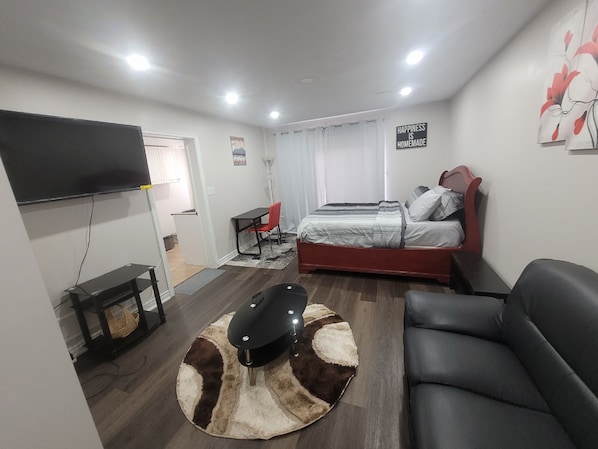 1 habitación, tabla de planchar con plancha, wifi y ropa de cama