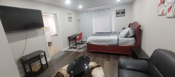 Cozy One-bedroom Walkout Apartment with Living Area & full kitchen- Entire Home