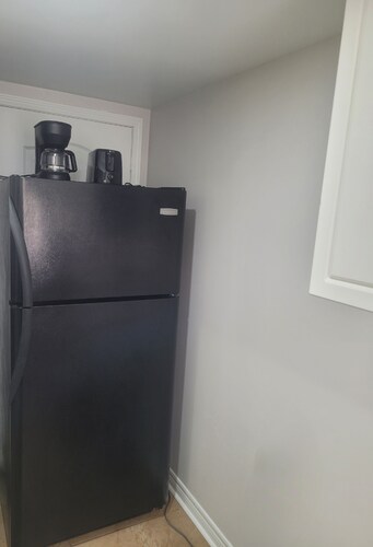 Cozy One-bedroom Walkout Apartment with Living Area & full kitchen- Entire Home