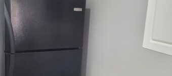 Cozy One-bedroom Walkout Apartment with Living Area & full kitchen- Entire Home