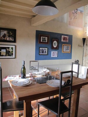 Dining - Gîte au Milieu des Vignes (TUCHAN)