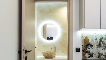 Apartamento | Servicios del cuarto de baño | Ducha, artículos de higiene personal gratuitos y secador de pelo