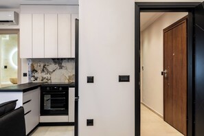 Apartment | Dapur peribadi | Peti sejuk/penyejuk beku saiz penuh, ketuhar gelombang mikro, ketuhar