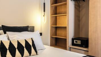 Departamento | Caja de seguridad en la habitación y tabla de planchar con plancha