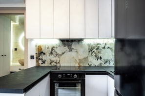 Appartement | Cuisine privée | Réfrigérateur grande capacité avec congélateur, four à micro-ondes
