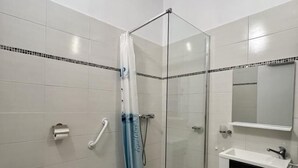 A bathroom with a shower, toilet, and sink. - Chez Madou - ROQUEFORT DES CORBIERES (ROQUEFORT DES CORBIERES)