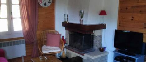 テレビ、暖炉